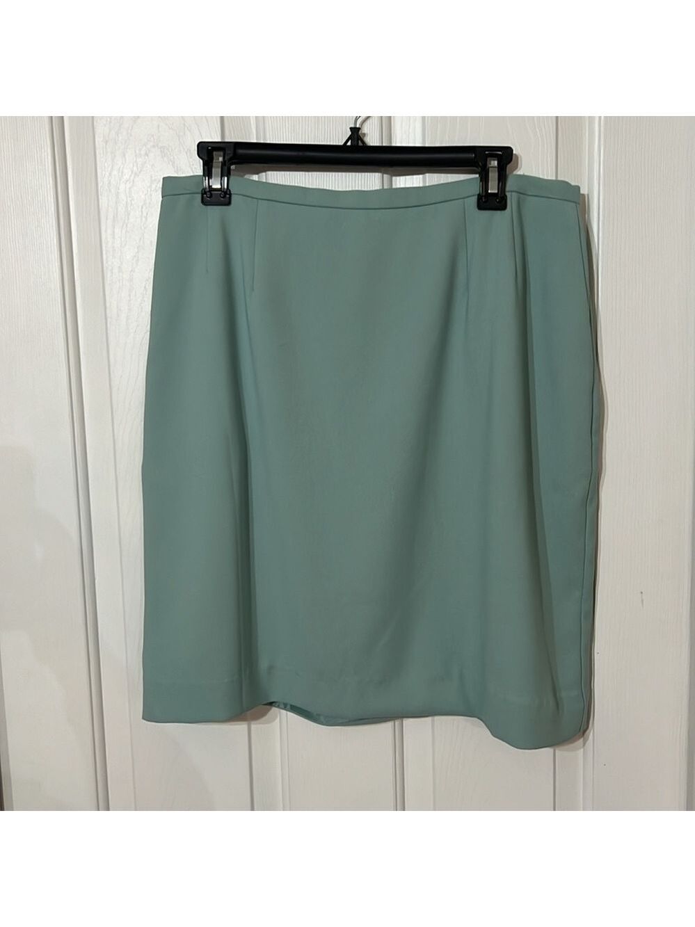 Koret lined mint green skirt. Size 16. Inseam side pockets.